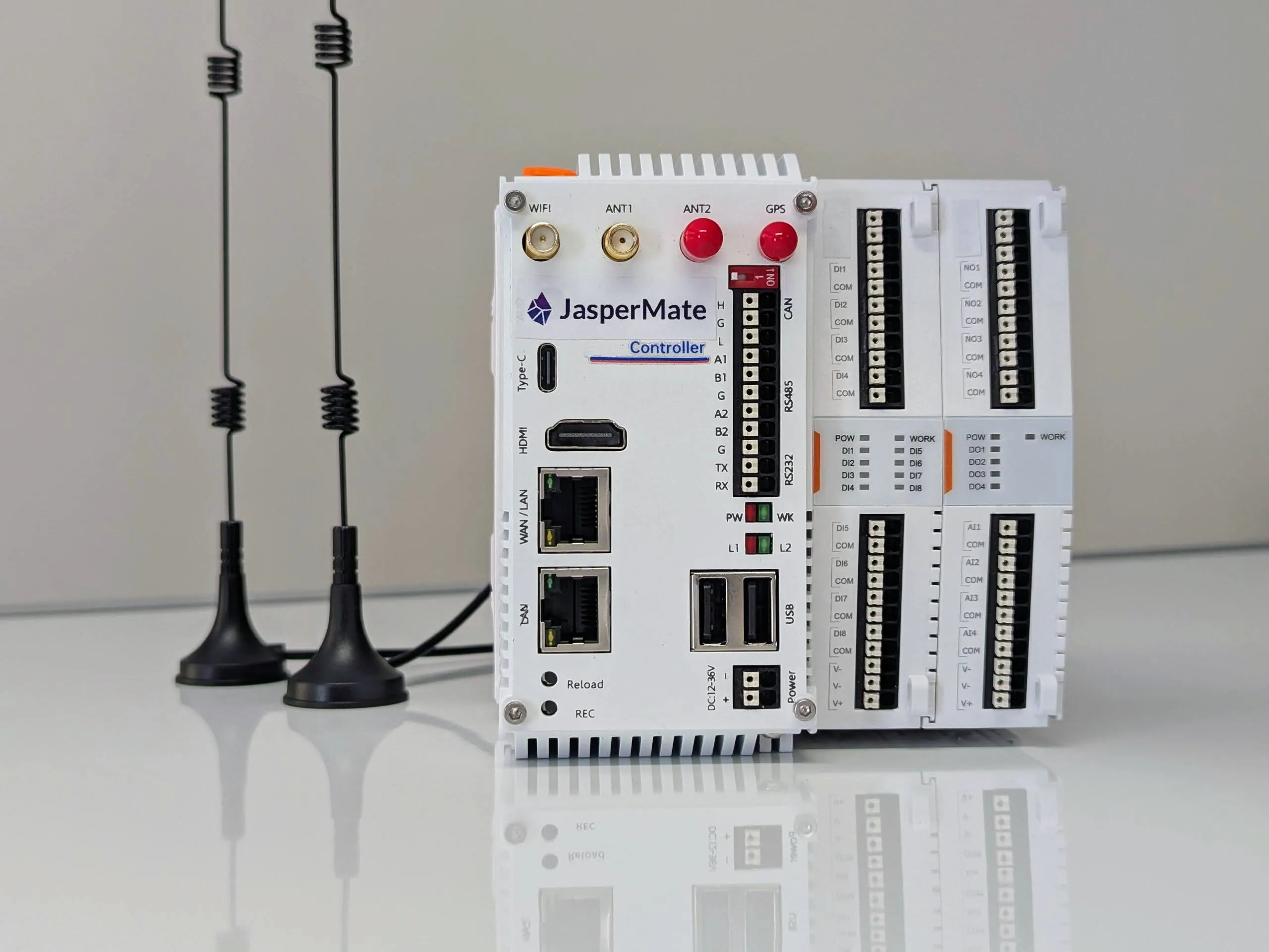 JasperMate controller with I/O modules and the two 4G antennas supplied in the box